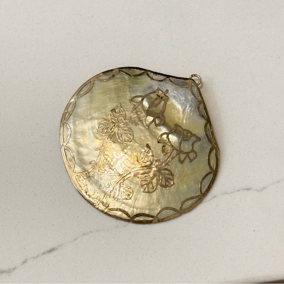 Blue Lagoon House Large Seashell Pendant Gold Overlay - Picture 4 of 6